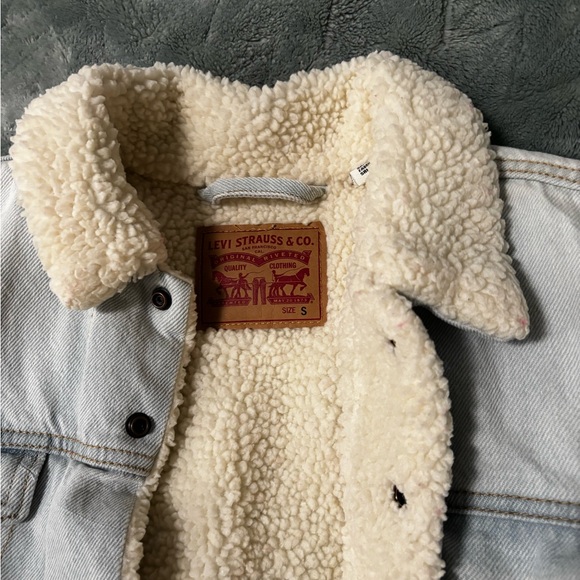 Levi's Light Blue Denim Jacket with Cream Sherpa Lining - Picture 2 of 5